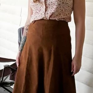EUC Duck Head skirt. Brown soft Suede like material. Size 10